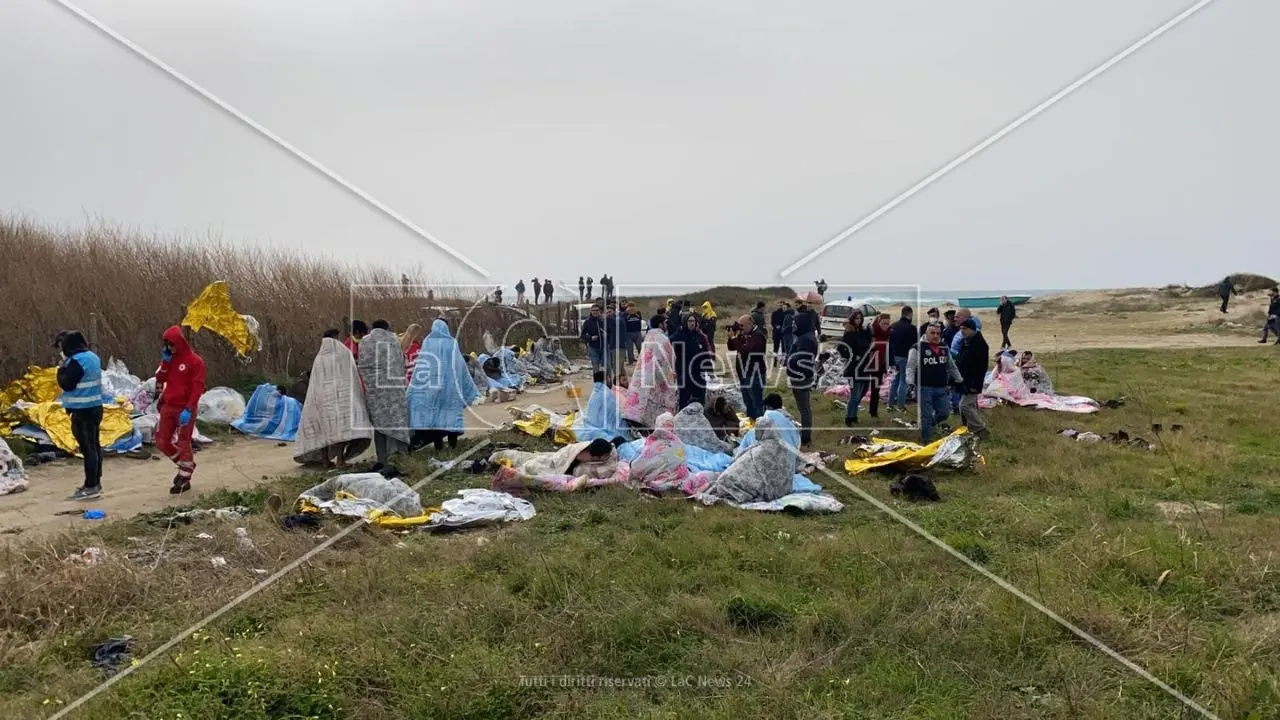 Naufragio migranti Crotone, tra i sopravvissuti non ci sono bambini: i più piccoli sono morti annegati