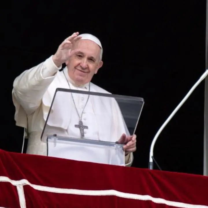 La preghiera di Papa Francesco per i migranti morti nel naufragio a Crotone: «Grazie ai soccorritori»