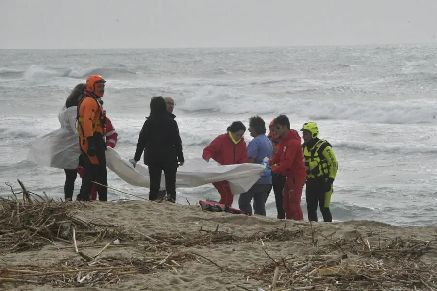 Strage di migranti a Crotone, SeaWatch: «L’assenza di soccorso dell’Europa è un crimine»