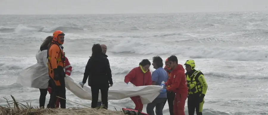Strage di migranti a Crotone, SeaWatch: «L’assenza di soccorso dell’Europa è un crimine»