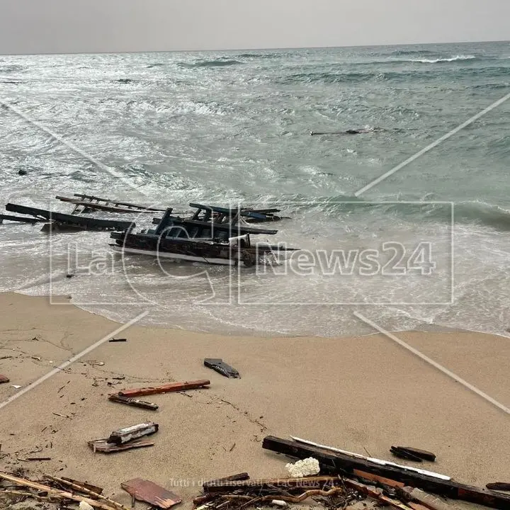 Strage di migranti a Crotone, fermato il presunto scafista del barcone naufragato