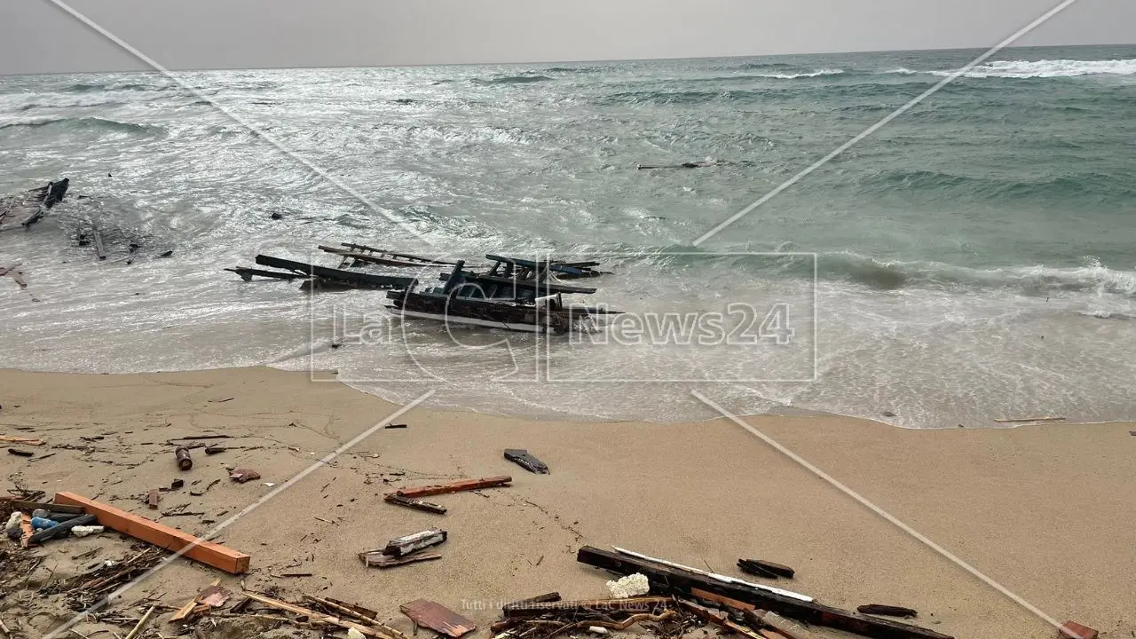 Strage di migranti a Crotone, fermato il presunto scafista del barcone naufragato