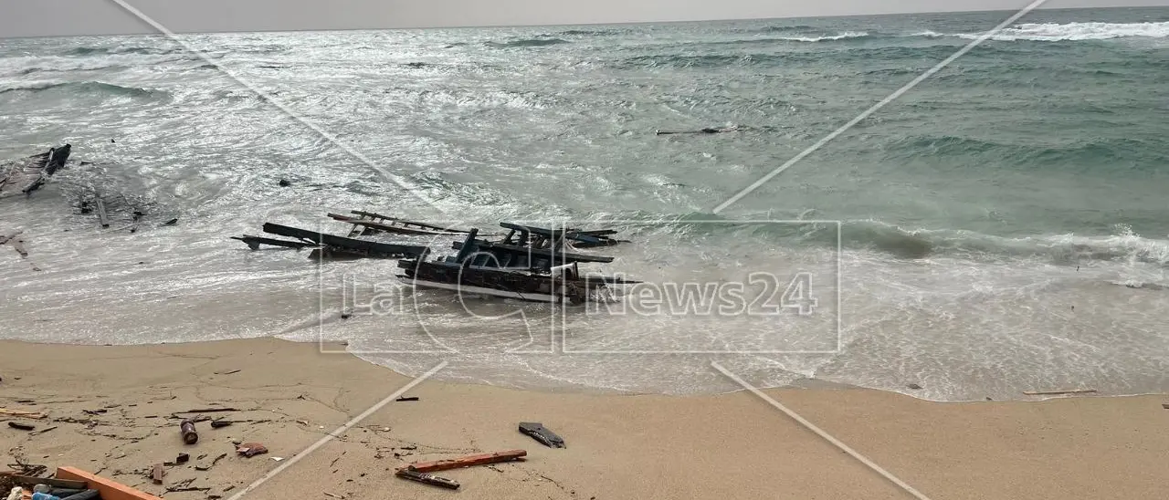 Strage di migranti a Crotone, fermato il presunto scafista del barcone naufragato