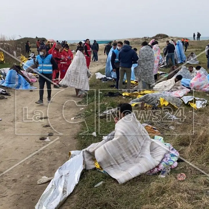 Il dolore dei migranti superstiti, il pianto disperato di una mamma che grida il nome del figlio