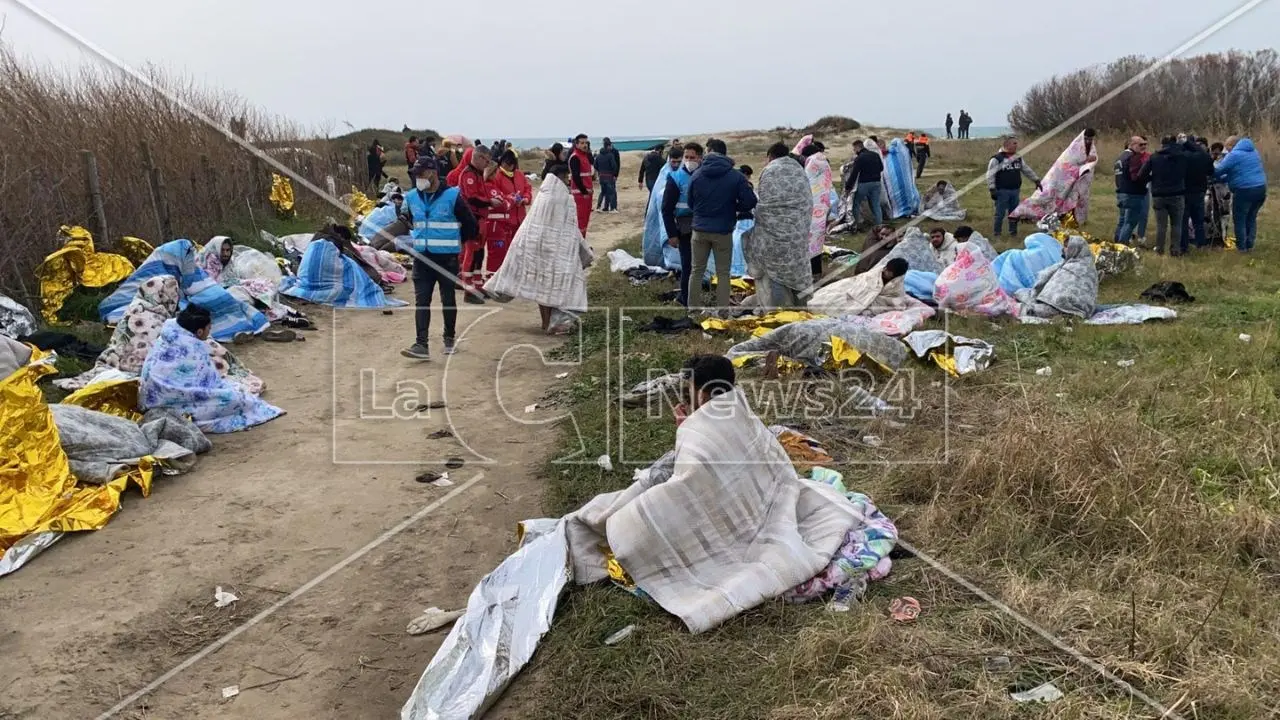 Il dolore dei migranti superstiti, il pianto disperato di una mamma che grida il nome del figlio