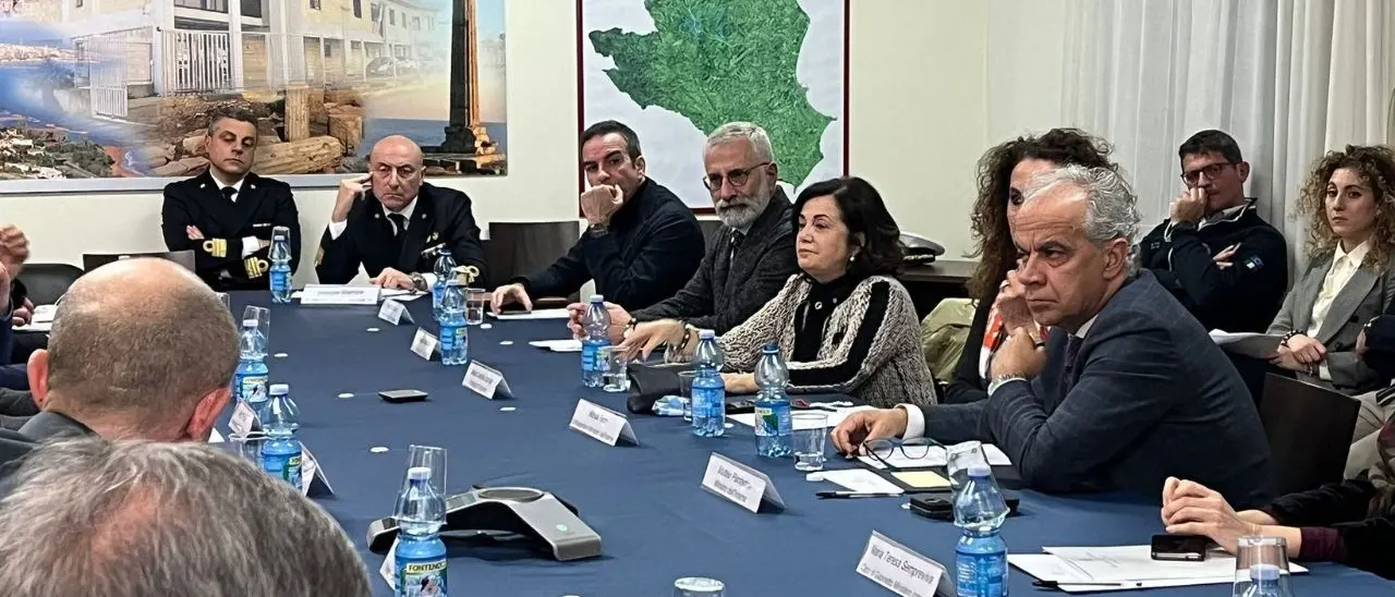 Naufragio a Crotone, il ministro Piantedosi in Calabria: «In queste condizioni non devono partire»