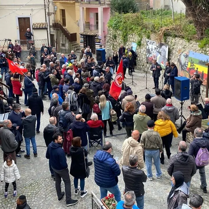 A Riace manifestazione a sostegno di Mimmo Lucano: «Ha saputo costruire un modello nuovo di accoglienza»