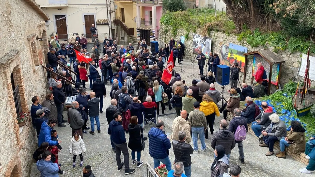 A Riace manifestazione a sostegno di Mimmo Lucano: «Ha saputo costruire un modello nuovo di accoglienza»