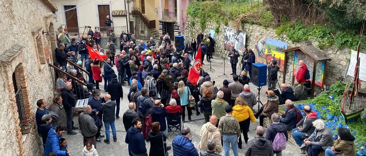 A Riace manifestazione a sostegno di Mimmo Lucano: «Ha saputo costruire un modello nuovo di accoglienza»