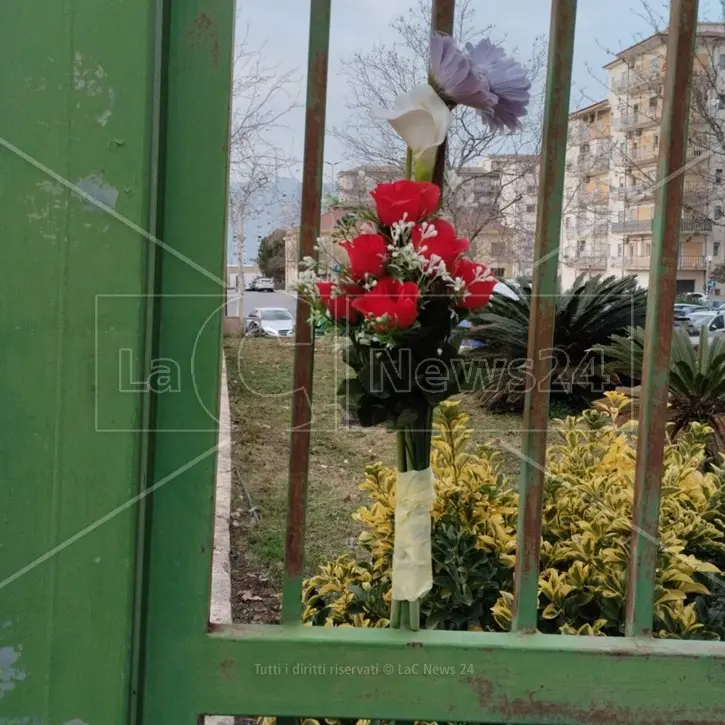 «Assassini»: così il ministro Piantedosi viene accolto dai (pochi) cittadini di Crotone al palazzetto