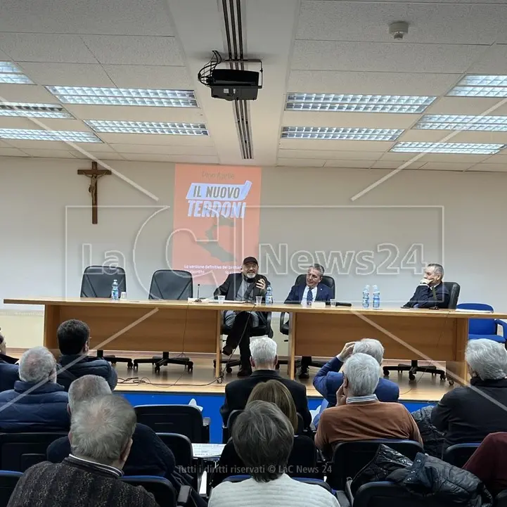 Reggio, Pino Aprile presenta il Nuovo Terroni: «I sardi hanno conservato la loro identità, noi meridionali no»