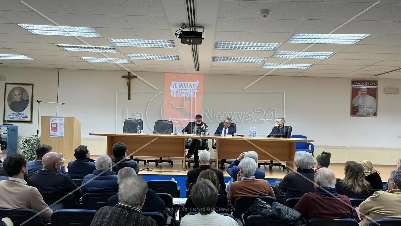 Reggio, Pino Aprile presenta il Nuovo Terroni: «I sardi hanno conservato la loro identità, noi meridionali no»