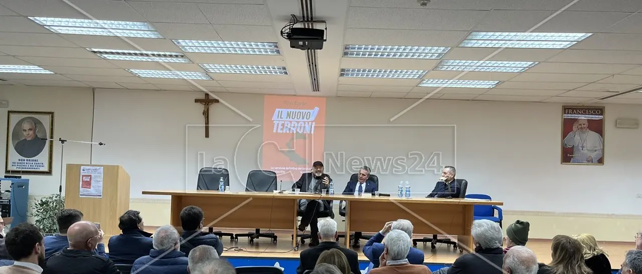 Reggio, Pino Aprile presenta il Nuovo Terroni: «I sardi hanno conservato la loro identità, noi meridionali no»