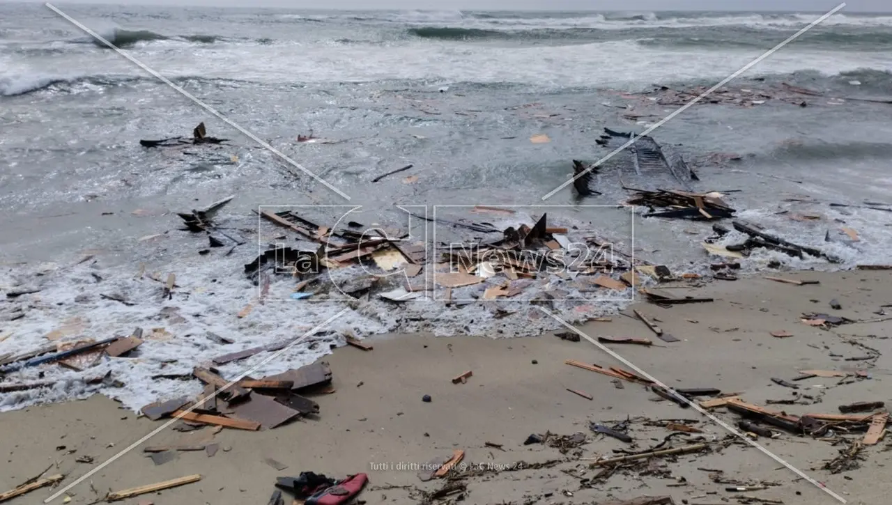 «Il mare era pieno di morti, ho portato a riva una bimba ormai priva di vita»: il dramma di un soccorritore