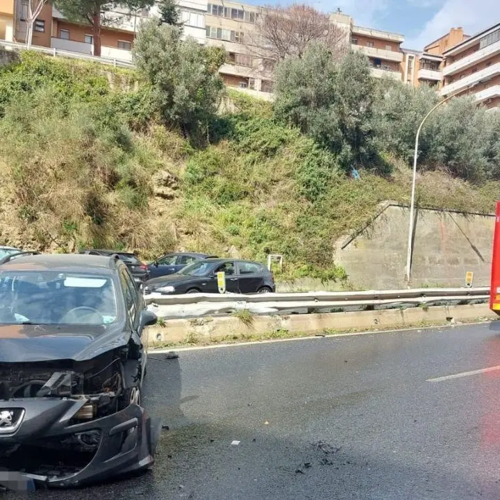 Incidente a Catanzaro, auto si schianta contro lo spartitraffico: illesa la donna alla guida