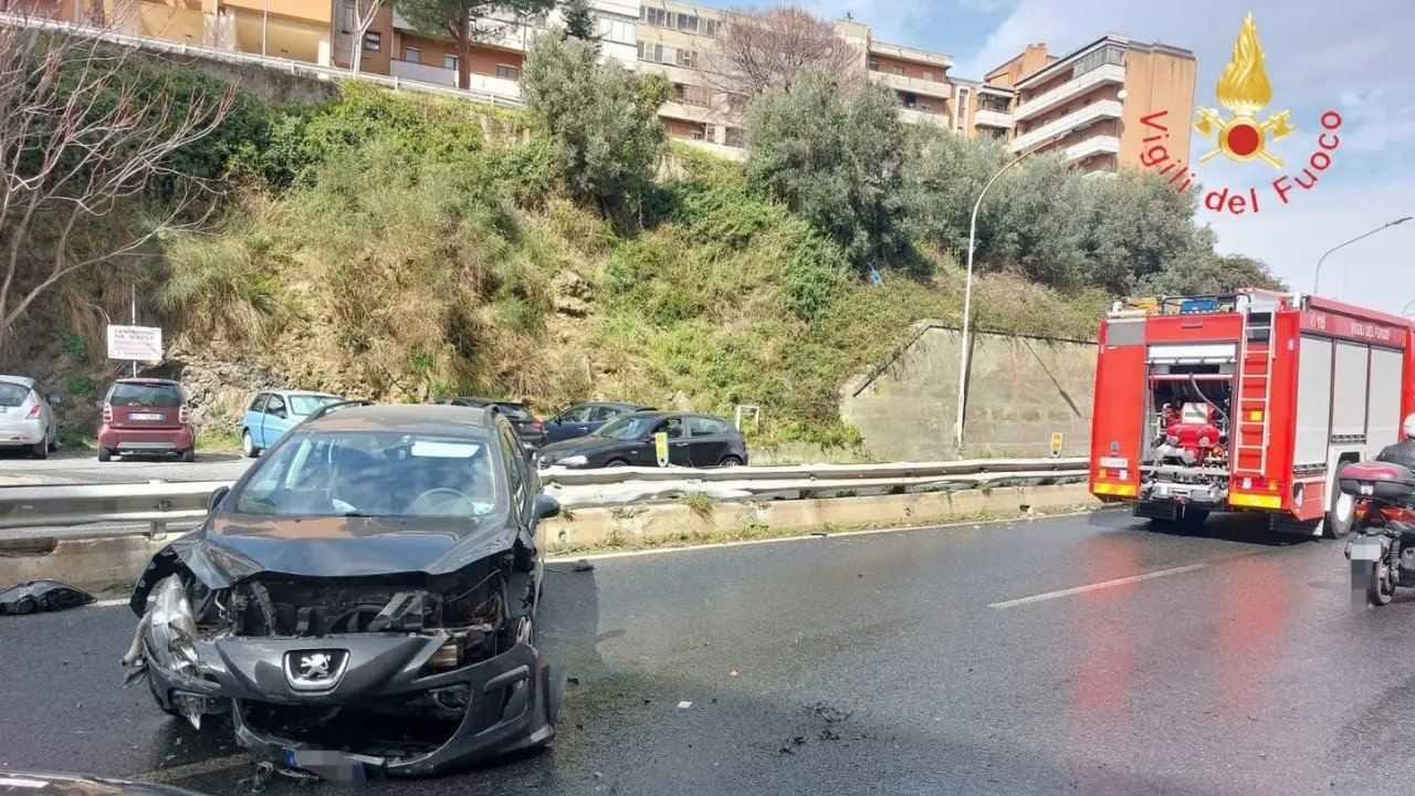 Incidente a Catanzaro, auto si schianta contro lo spartitraffico: illesa la donna alla guida