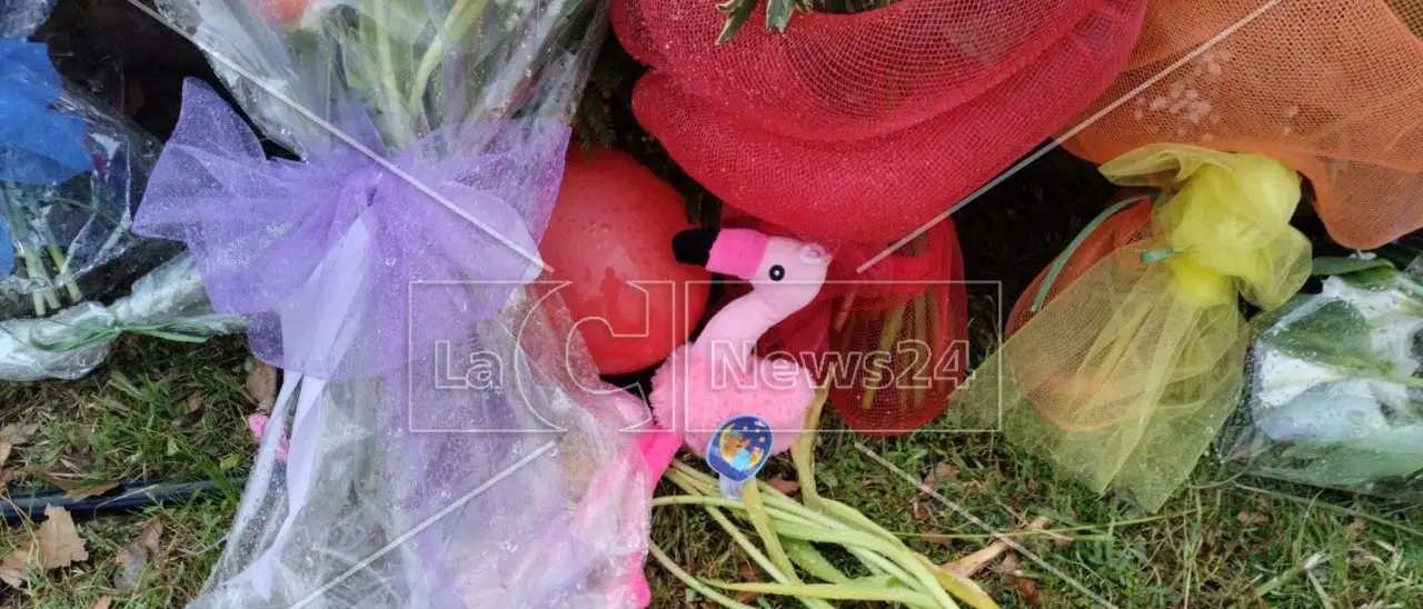 «Le persone in balia del mare si salvano, assassini»: dolore e rabbia per la strage di migranti a Crotone, oggi una fiaccolata