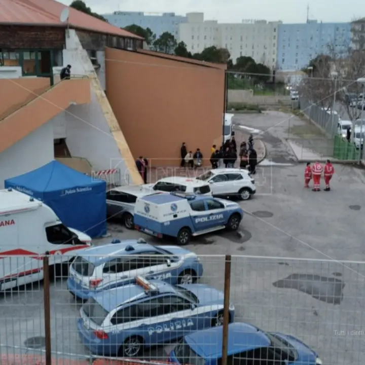 Naufragio a Crotone, da tutta Europa per cercare i propri cari tra i morti o i superstiti: l’angoscioso viaggio dei parenti