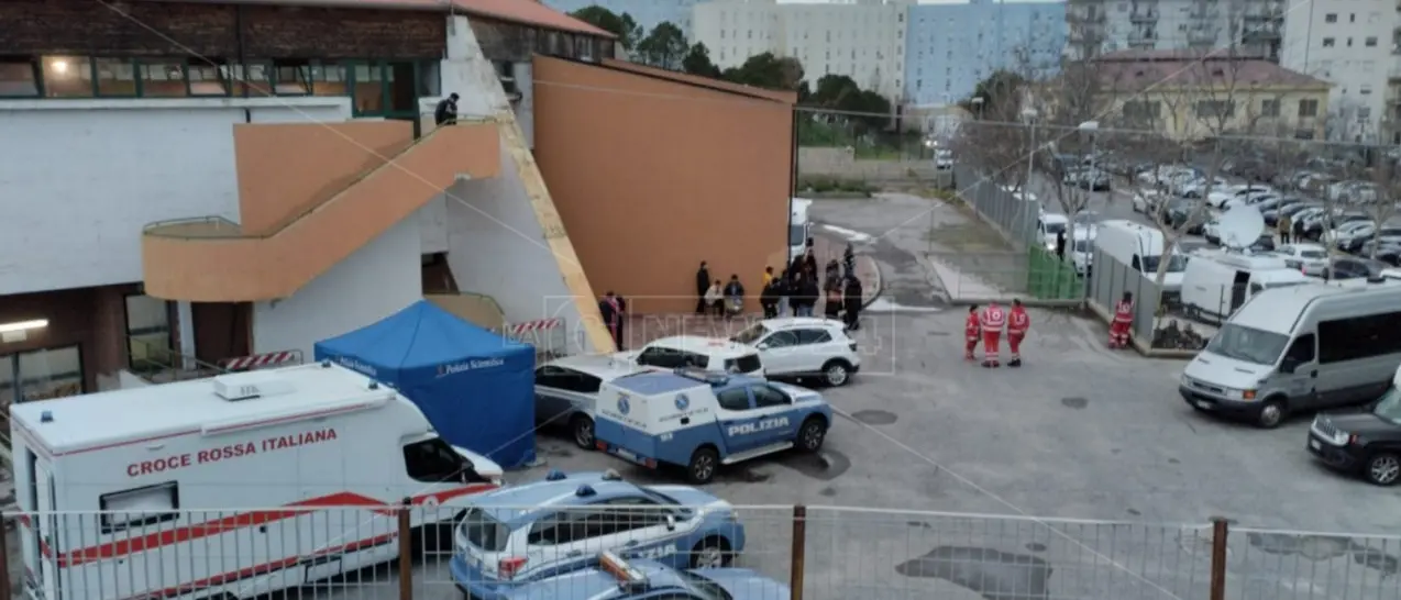 Naufragio a Crotone, da tutta Europa per cercare i propri cari tra i morti o i superstiti: l’angoscioso viaggio dei parenti