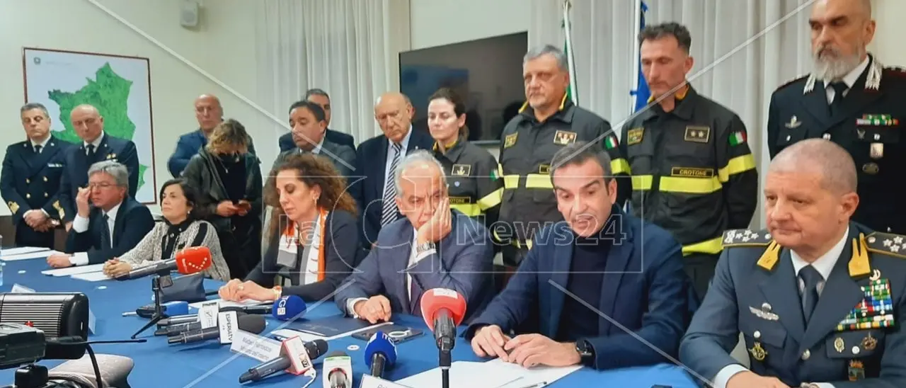 «La disperazione non giustifica viaggio che mette a rischio i propri figli»: bufera sulle parole del ministro Piantedosi