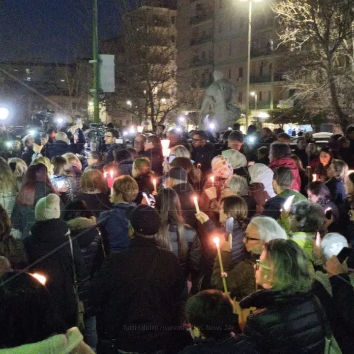 A Crotone fiaccolata per i migranti vittime del naufragio: «Strage che doveva e che poteva essere evitata»