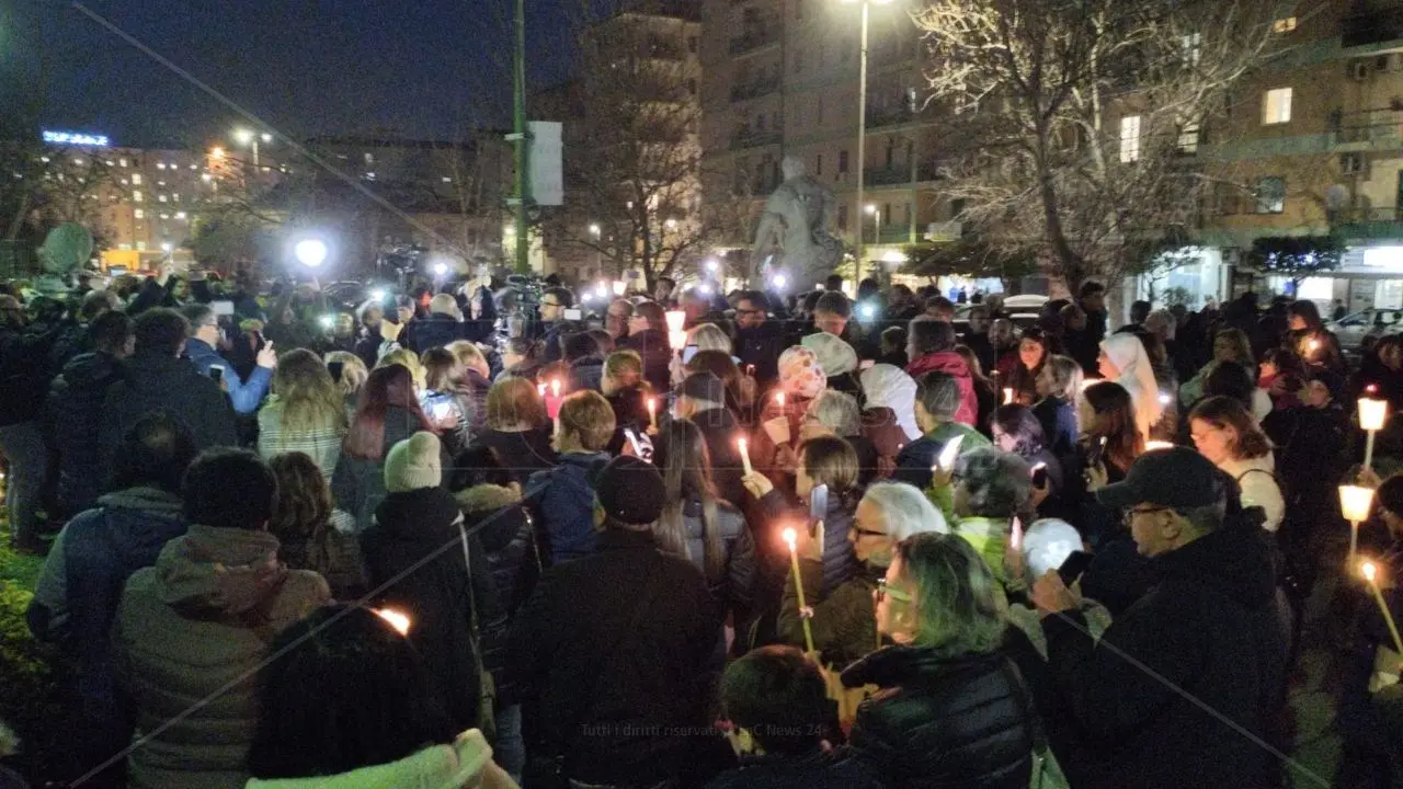 A Crotone fiaccolata per i migranti vittime del naufragio: «Strage che doveva e che poteva essere evitata»