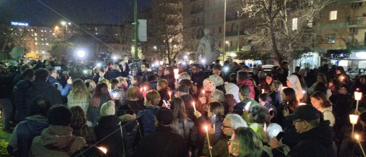 A Crotone fiaccolata per i migranti vittime del naufragio: «Strage che doveva e che poteva essere evitata»