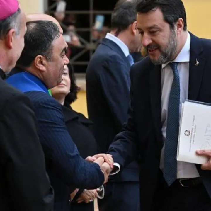 Al Cdm sulla strage di Cutro con il fascicolo del Ponte sotto al braccio: lo show di Salvini