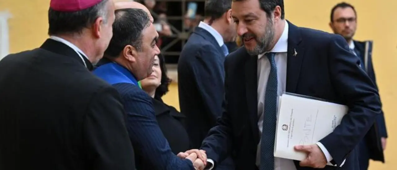 Al Cdm sulla strage di Cutro con il fascicolo del Ponte sotto al braccio: lo show di Salvini