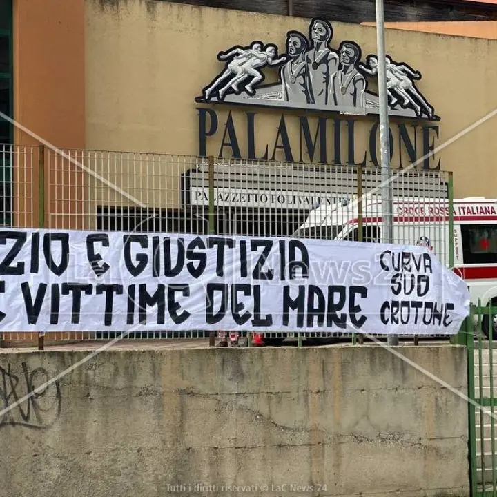 «Silenzio e giustizia per le vittime del mare», il messaggio dei tifosi del Crotone per i migranti morti a Cutro