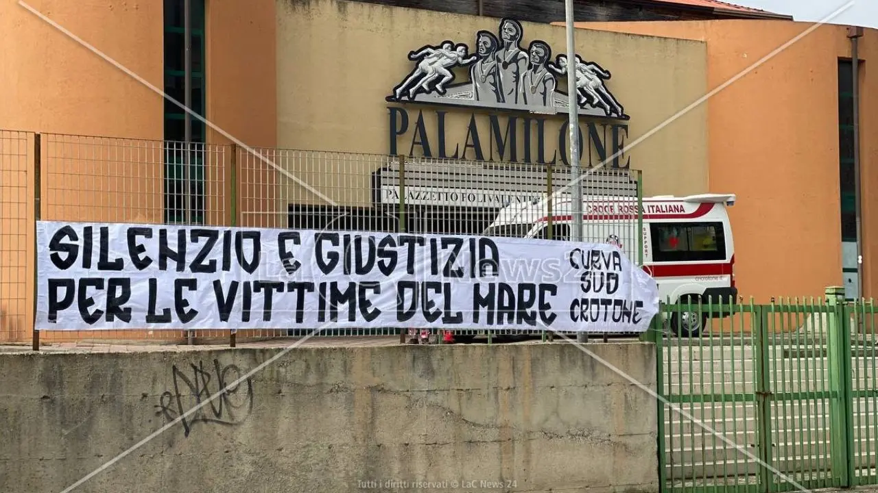 «Silenzio e giustizia per le vittime del mare», il messaggio dei tifosi del Crotone per i migranti morti a Cutro