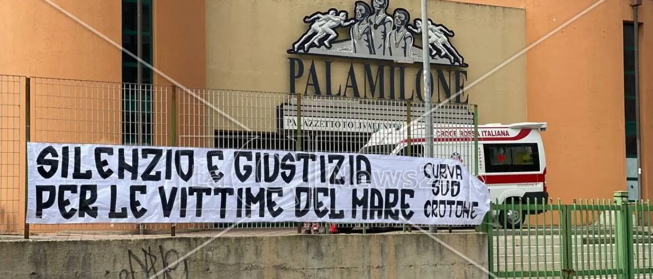 «Silenzio e giustizia per le vittime del mare», il messaggio dei tifosi del Crotone per i migranti morti a Cutro