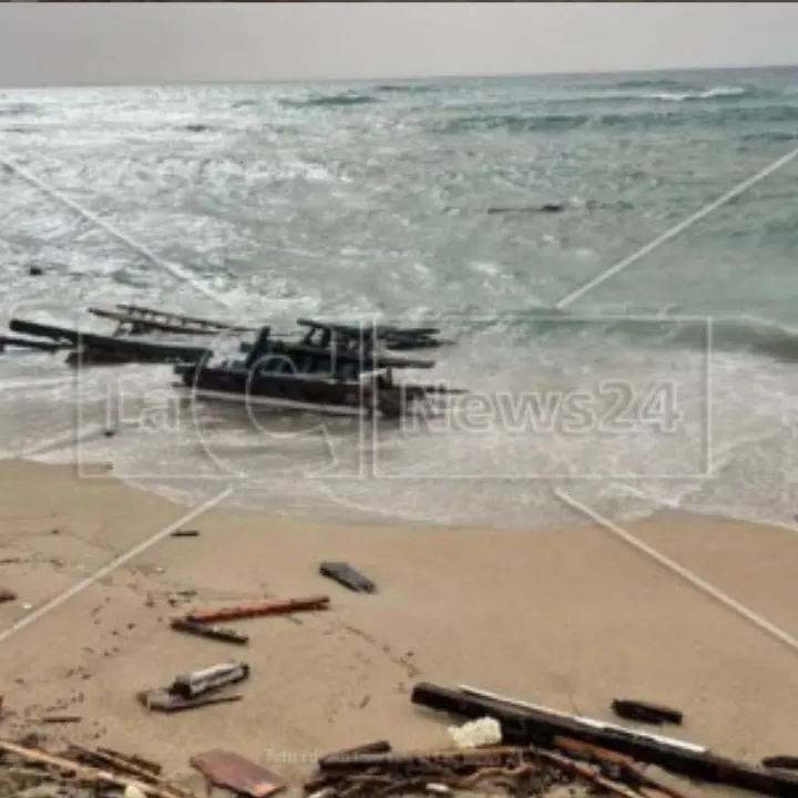 Strage di migranti, un superstite: «Eravamo 180, stipati nella stiva. In 6 abbiamo pagato 30mila dollari per la traversata»