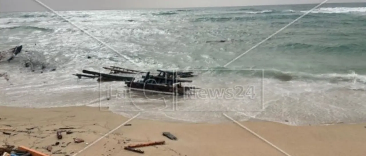 Strage di migranti, un superstite: «Eravamo 180, stipati nella stiva. In 6 abbiamo pagato 30mila dollari per la traversata»