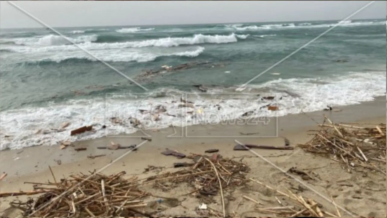 Naufragio a Crotone, la Guardia Costiera: «Non sono arrivate richieste di soccorso dai migranti»