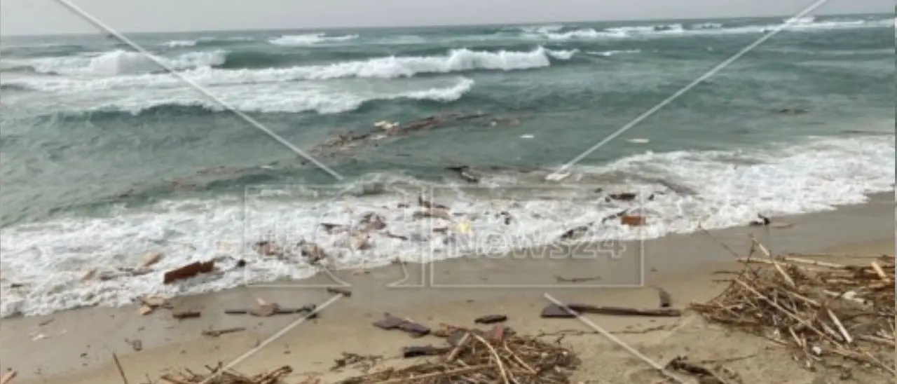 Naufragio a Crotone, la Guardia Costiera: «Non sono arrivate richieste di soccorso dai migranti»