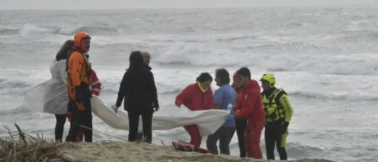 L’apocalisse di Cutro a pochi metri dalla salvezza, la strage di migranti raccontata da soccorritori e superstiti