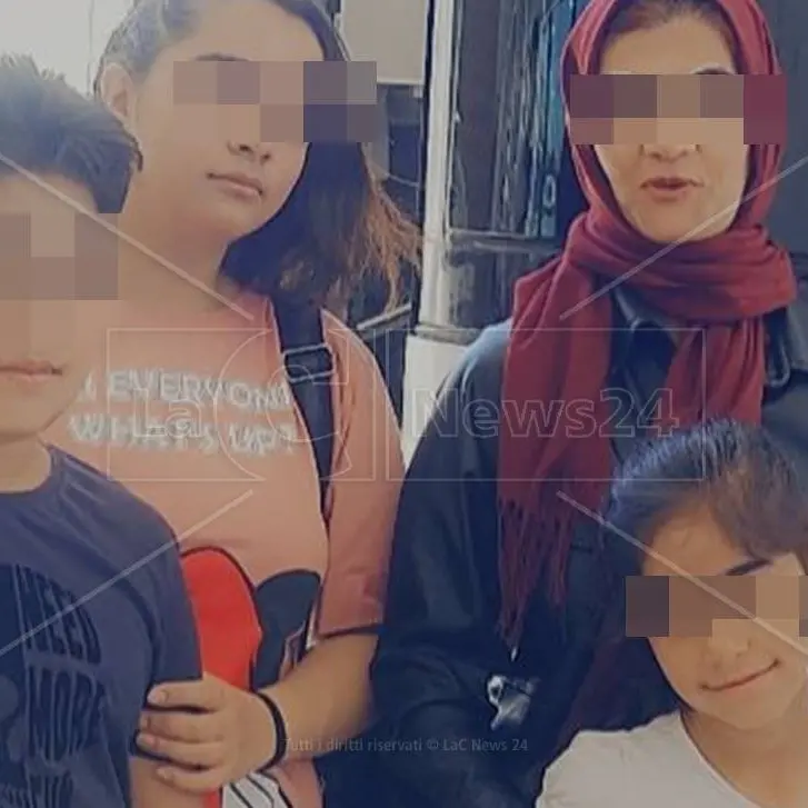 Una figlia morta e l’altra dispersa, la disperazione di una mamma e lo strazio dei parenti chiamati a riconoscere le vittime