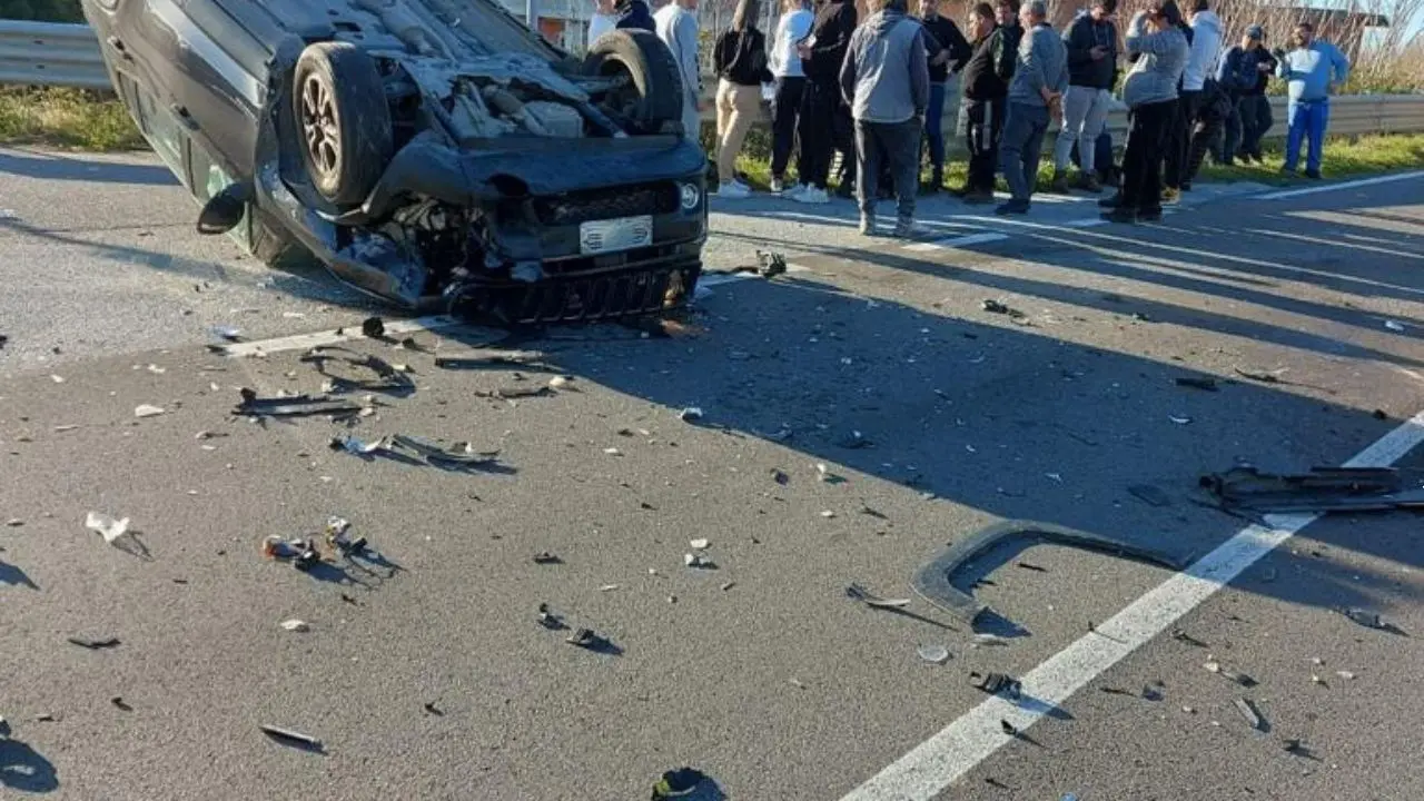 Incidente nel Catanzarese: tre auto coinvolte, due feriti lievi e traffico rallentato