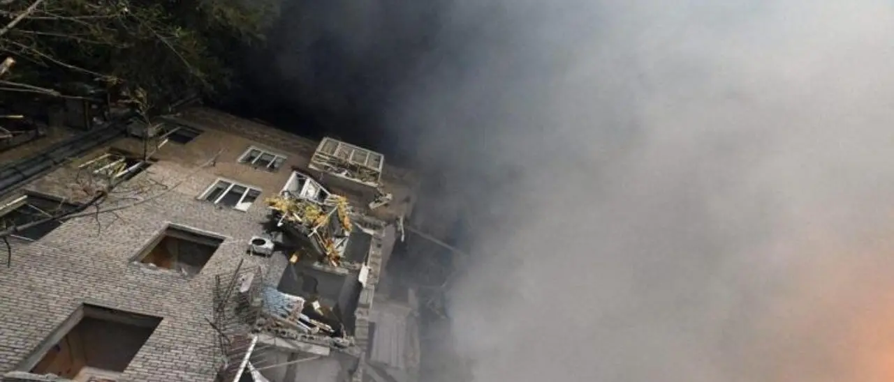 Ucraina, raid russo su Zaporizhzhia: tre morti nel bombardamento contro un condominio