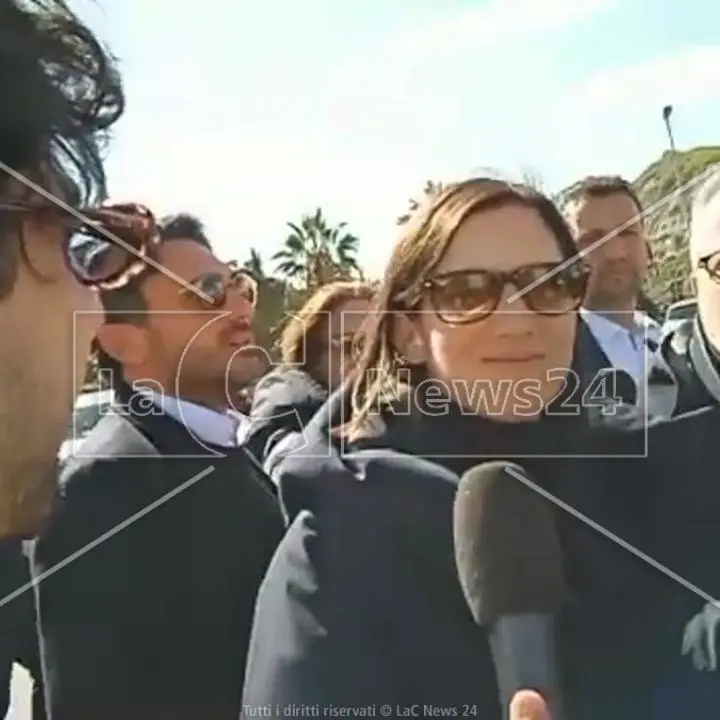 È arrivata a Crotone Elly Schlein, la segretaria Pd alla camera ardente per omaggiare le vittime del naufragio