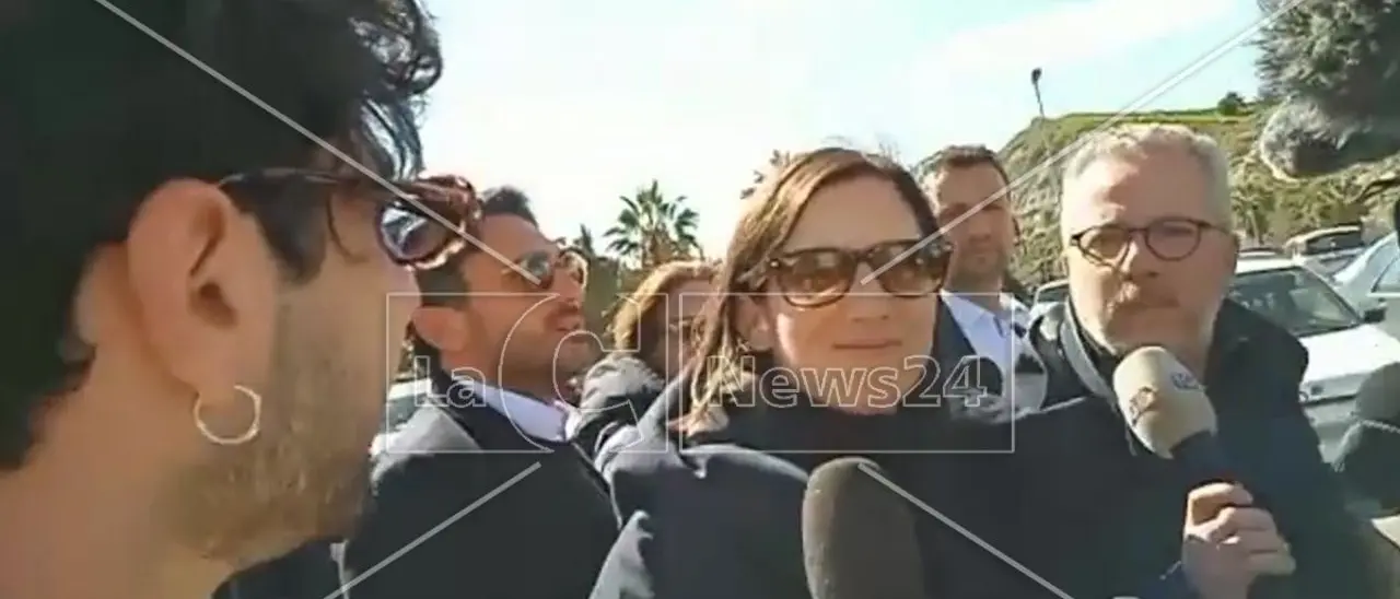 È arrivata a Crotone Elly Schlein, la segretaria Pd alla camera ardente per omaggiare le vittime del naufragio