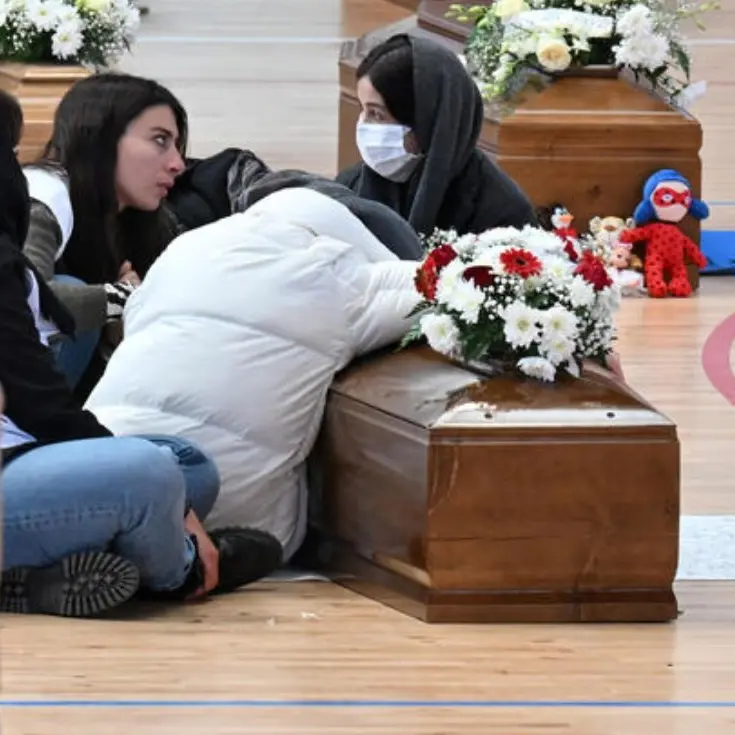 Strage di Cutro, la Regione ospiterà in albergo i parenti delle vittime del naufragio