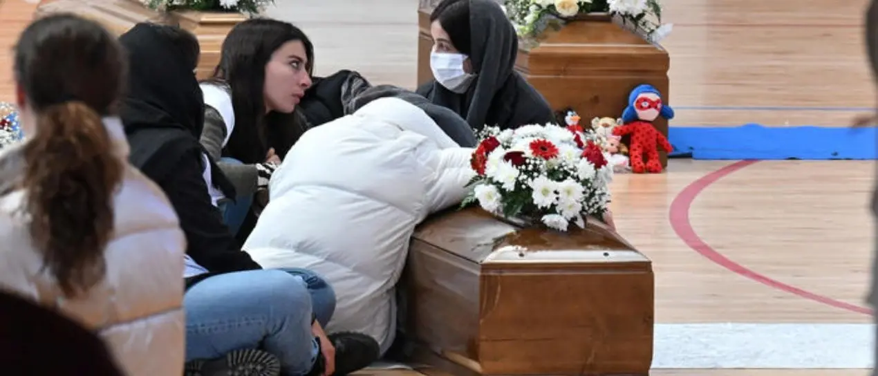 Strage di Cutro, la Regione ospiterà in albergo i parenti delle vittime del naufragio