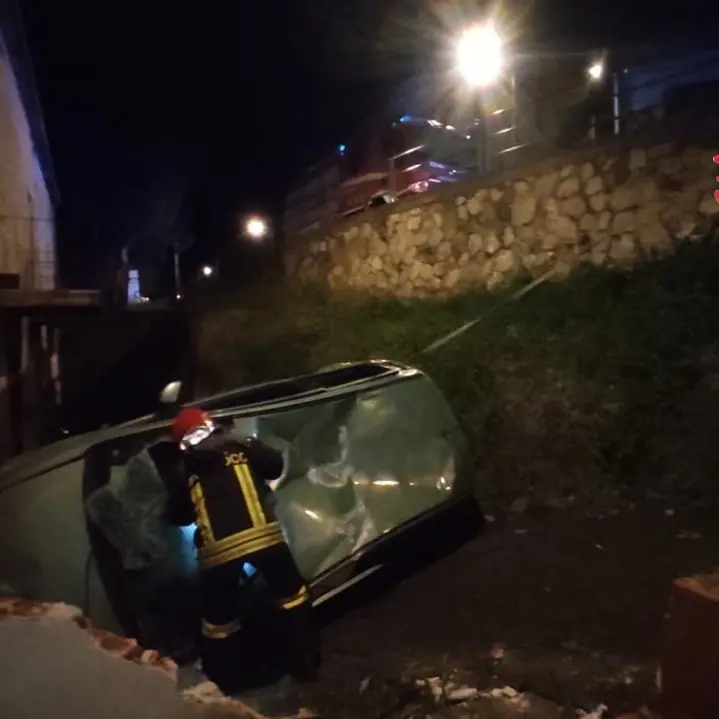 Incidente a Santa Maria del Cedro, auto va fuori strada e precipita: salvo il conducente