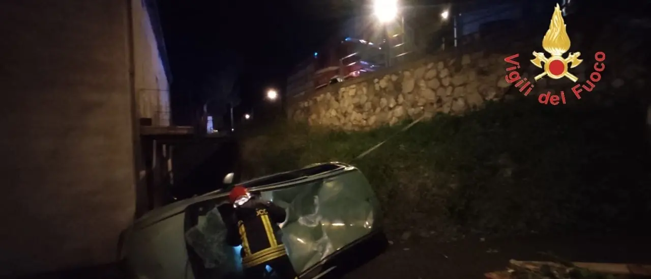 Incidente a Santa Maria del Cedro, auto va fuori strada e precipita: salvo il conducente