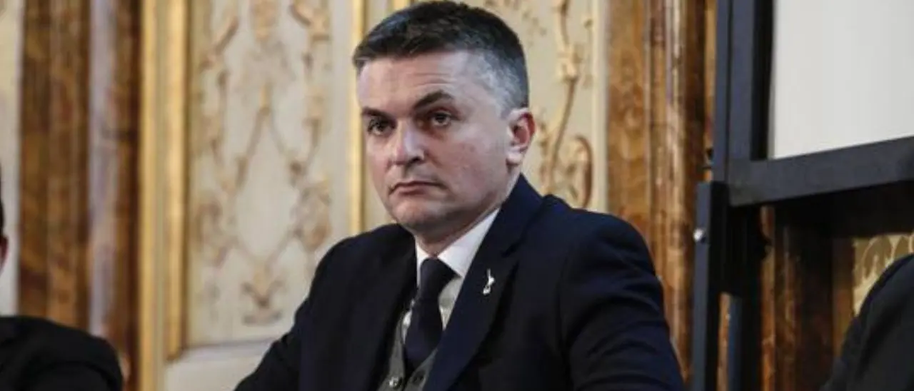 Il viceministro Rixi: «Nessuno ha detto di non soccorrere. La Guardia costiera non si tocca»