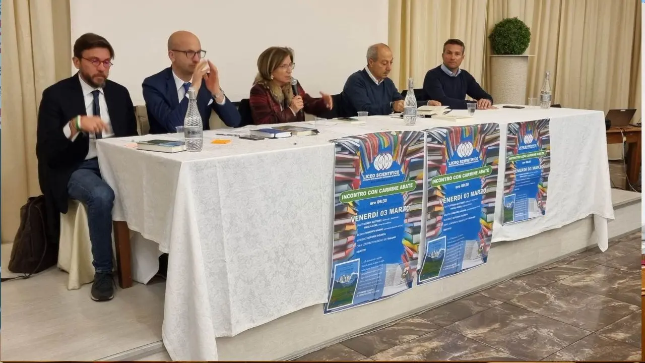 A San Giovanni in Fiore Carmine Abate presenta “Il cercatore di luce” agli studenti dei licei: «Un libro che racconta i luoghi»