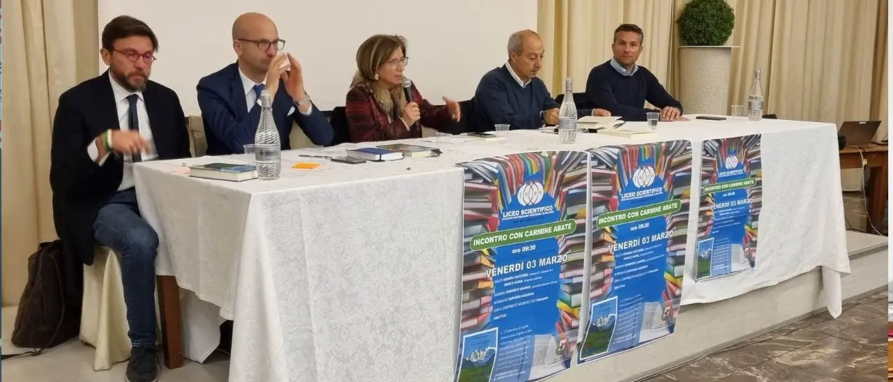 A San Giovanni in Fiore Carmine Abate presenta “Il cercatore di luce” agli studenti dei licei: «Un libro che racconta i luoghi»