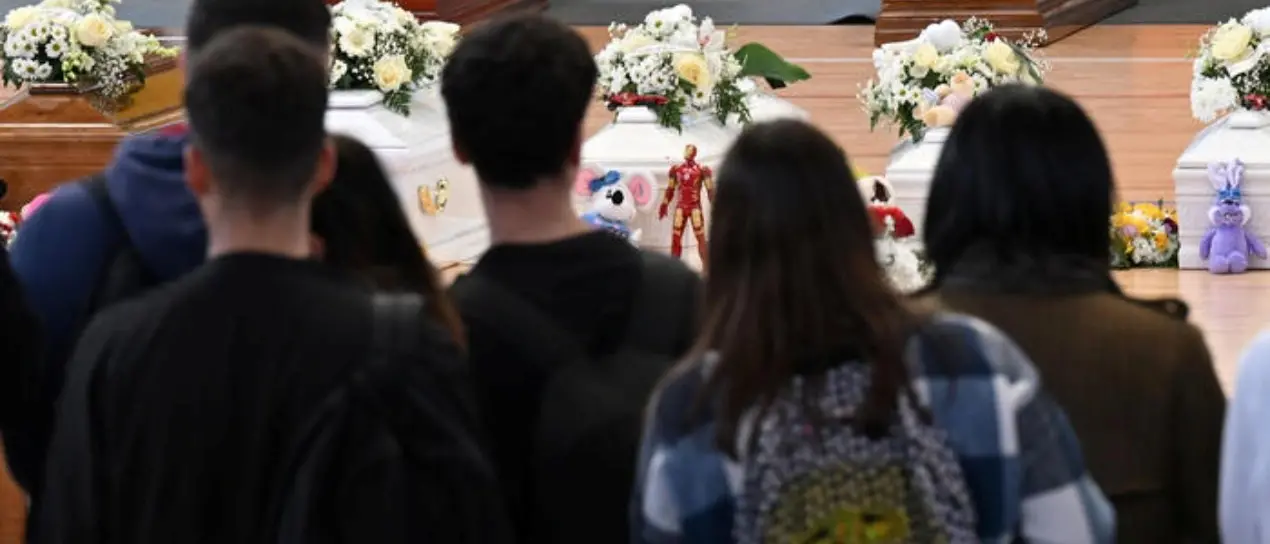 Ancora 12 morti senza nome, il dolore dei familiari chiamati a riconoscere i cadaveri